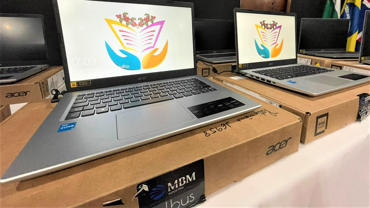 Prefeitura de Mandaguari realiza entrega de 250 notebooks para a Educação
